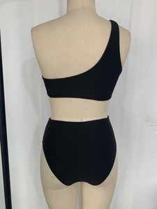 Vue arrière d'un bikini noir à une épaule avec texture côtelée et culotte taille haute