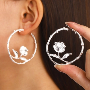 Pendientes de aro con rosas vintage plateadas y diseño floral hueco para mujer