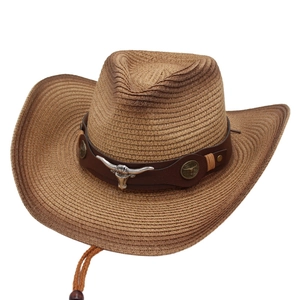 Chapeau de cowboy en paille style western avec emblème tête de taureau argentée