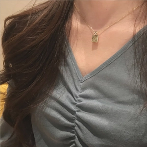 Elegante collana in acciaio inossidabile dorato con ciondolo rettangolare su modella