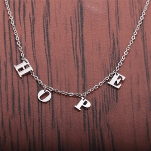Collier en acier inoxydable argenté poli avec pendentif HOPE sur fond de bois foncé