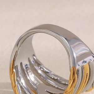 Vue macro de la bague bicolore en acier inoxydable doré et argenté avec bordure torsadée