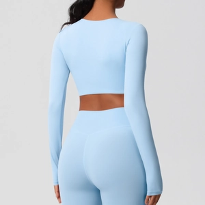 Ensemble de yoga bleu clair à manches longues avec crop top vue de l'arrière