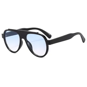 Occhiali da sole aviator oversize con montatura nera e lenti sfumate blu alla moda