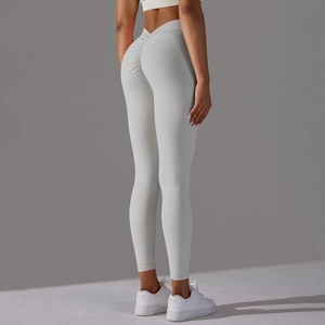 Détail du legging de yoga gris clair avec taille en V et effet froncé pour galber les fesses
