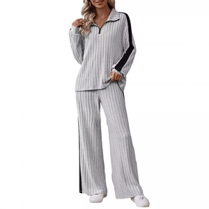 Ensemble deux pièces gris clair avec sweat à demi-zip et pantalon large à rayures