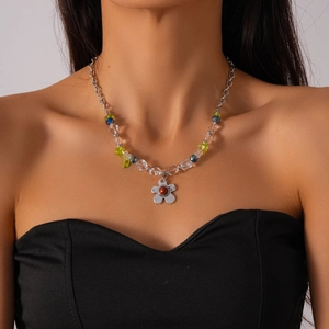 Vue détaillée du collier fleur avec perles en verre et pendentif note sur mannequin