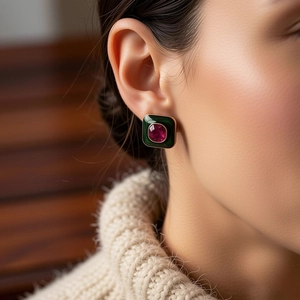Dettaglio di orecchini a perno quadrati vintage verde smeraldo e rosa sulla modella