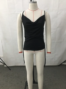 Détail d'un débardeur noir à cordon avec col en V drapé et tissu extensible sur mannequin