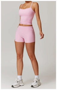 Détail de l'ensemble de yoga rose avec débardeur à col en U et short de sport taille haute