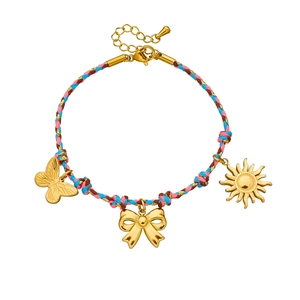Bracelet tressé coloré avec des pendentifs dorés en forme de papillon et de soleil