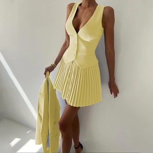 Détail de l'ensemble jaune gilet à col en V et jupe plissée avec une veste assortie