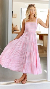 Détails de la robe mi-longue à rayures roses et blanches avec bustier froncé