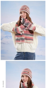 Ensemble tricoté d'hiver avec bonnet à rayures roses, écharpe et gants tactiles sur modèle