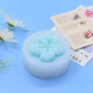 Stampo rotondo in silicone con motivo floreale per sapone e candele in blu chiaro