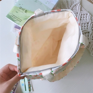 Détail du sac en coton avec imprimé pêche, doublure intérieure et fermeture éclair robuste
