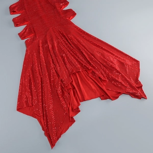 Détail de la robe rouge à paillettes avec ourlet irrégulier et découpe à la taille