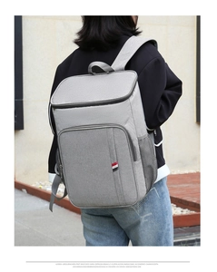 Vue de dos d'une personne portant un grand sac à dos de pique-nique isotherme gris foncé