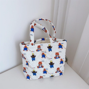 Detailansicht der gesteppten Baumwolltasche mit Bärenmuster und Simple Wish Etikett