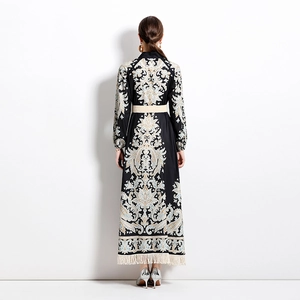 Robe longue à imprimé baroque vintage avec manches longues et ourlet à glands, vue de dos