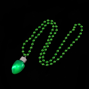 Dettaglio del ciondolo a lampadina LED verde su catena a sfere su sfondo scuro
