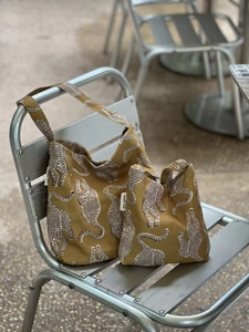 Lot de sacs cabas en toile jaune moutarde avec imprimé léopard et motif tigre artistique