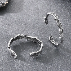 Nordisches Wikinger-Rabenflügel-Manschettenarmband-Set aus Vintage-Edelstahl im Punk-Stil