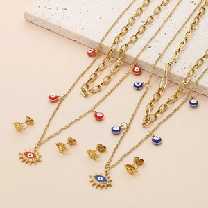 Détail du coffret bijoux œil protecteur doré avec émail rouge et bleu sur pierre texturée