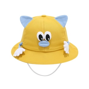 Grappige gele baby zonnehoed met schattige monsterogen en 3D pluchen armpjes