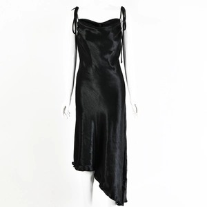Robe nuisette chic en satin noir avec col bénitier et ourlet asymétrique pour soirée