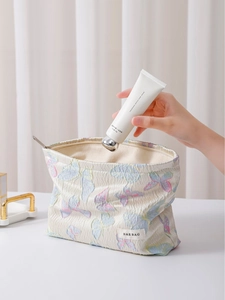 Elegante beige Kosmetiktasche mit bunter Schmetterlingsstickerei und großem Reißverschluss