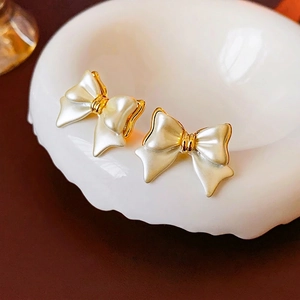 Élégantes boucles d'oreilles nœud plaquées or 14 carats avec finition blanc nacré