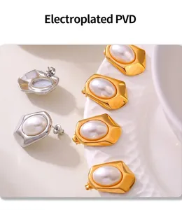Detailansicht der geometrischen Ohrringe mit PVD-18k-Goldbeschichtung und Kunstperlen