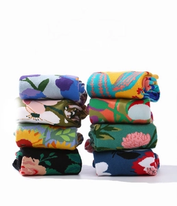 Dettaglio di calze di cotone ripiegate con vivaci motivi floreali e geometrici vivaci