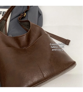Detail der braunen Vintage Hobo-Tasche mit Vordertasche und verstellbarem Gurt