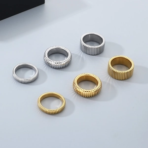 Minimalist threaded stainless steel rings in gold and silver for men and women