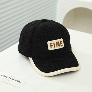 Détail de la casquette en polaire noire avec broderie FINE et bordure contrastée