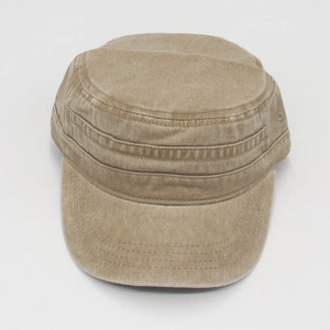 Dettaglio del cappello militare in cotone lavato kaki con occhielli di ventilazione in metallo
