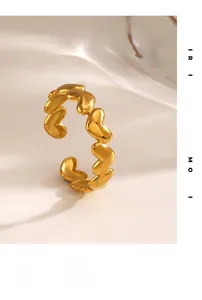 Gros plan détaillé d'une bague ouverte en forme de cœur plaquée or 18 carats
