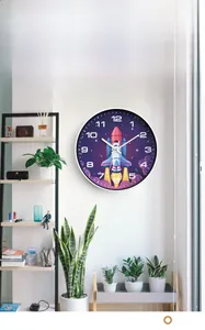 Detail einer 14-Zoll Wanduhr mit Cartoon-Astronaut und lautlosem Quarzwerk Design