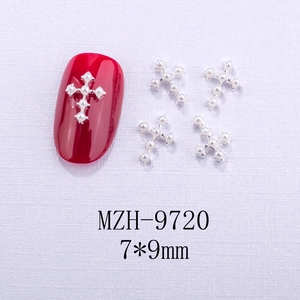 Ciondoli per nail art in argento con perle bianche e design a croce, 7x9mm MZH-9720
