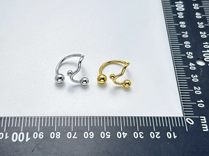 Mesure détaillée des bagues à billes d'or irrégulières avec règle en mm