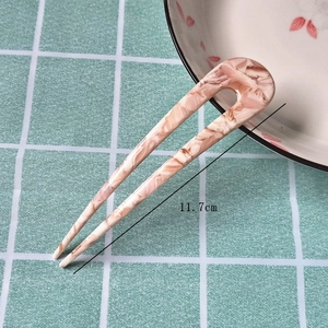 Dettaglio di forcina per capelli in acetato marmorizzato rosa da 11,7 cm per acconciature