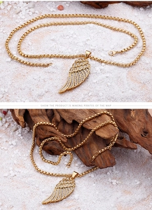 Detailansicht goldener Engelsflügel-Anhänger mit Kristallen an einer Box-Kette
