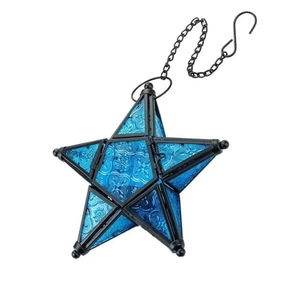 Detail van stervormige blauwe glazen lantaarn met zwart metalen frame en ophangketting