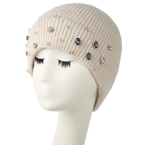 Bonnet en maille beige pour femme orné de cristaux élégants et d'une texture côtelée chaude