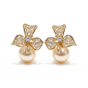 Boucles d'oreilles fleurs dorées avec perles et zircons au design élégant et symétrique