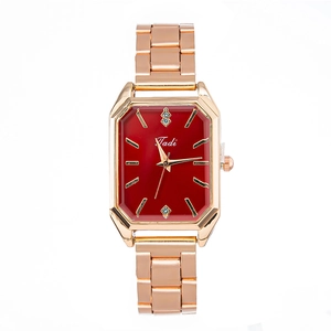 Montre à quartz carrée élégante pour femme en or rose avec cadran rouge profond et bracelet