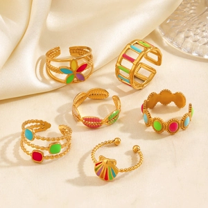 Lot de 6 bagues dorées ajustables avec émail coloré, fleurs et coquillages boho