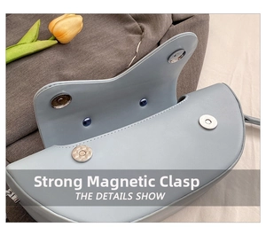 Détail du sac à main bleu clair avec ses deux fermoirs magnétiques en métal argenté